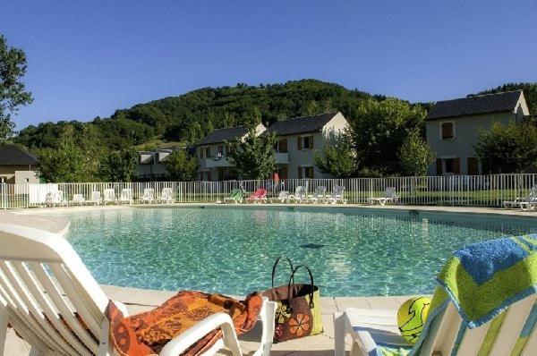 Saint geniez d'olt Jolie t2 aménagée et équipée village goelia 2 piscines chauffées Exterior foto